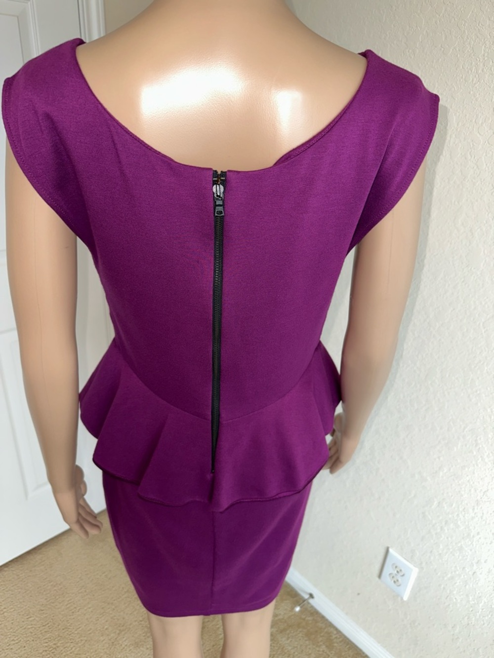 Alice + Olivia Magenta Sheath Dress with Peplum Detail Size 12 - Picture 2 of 12